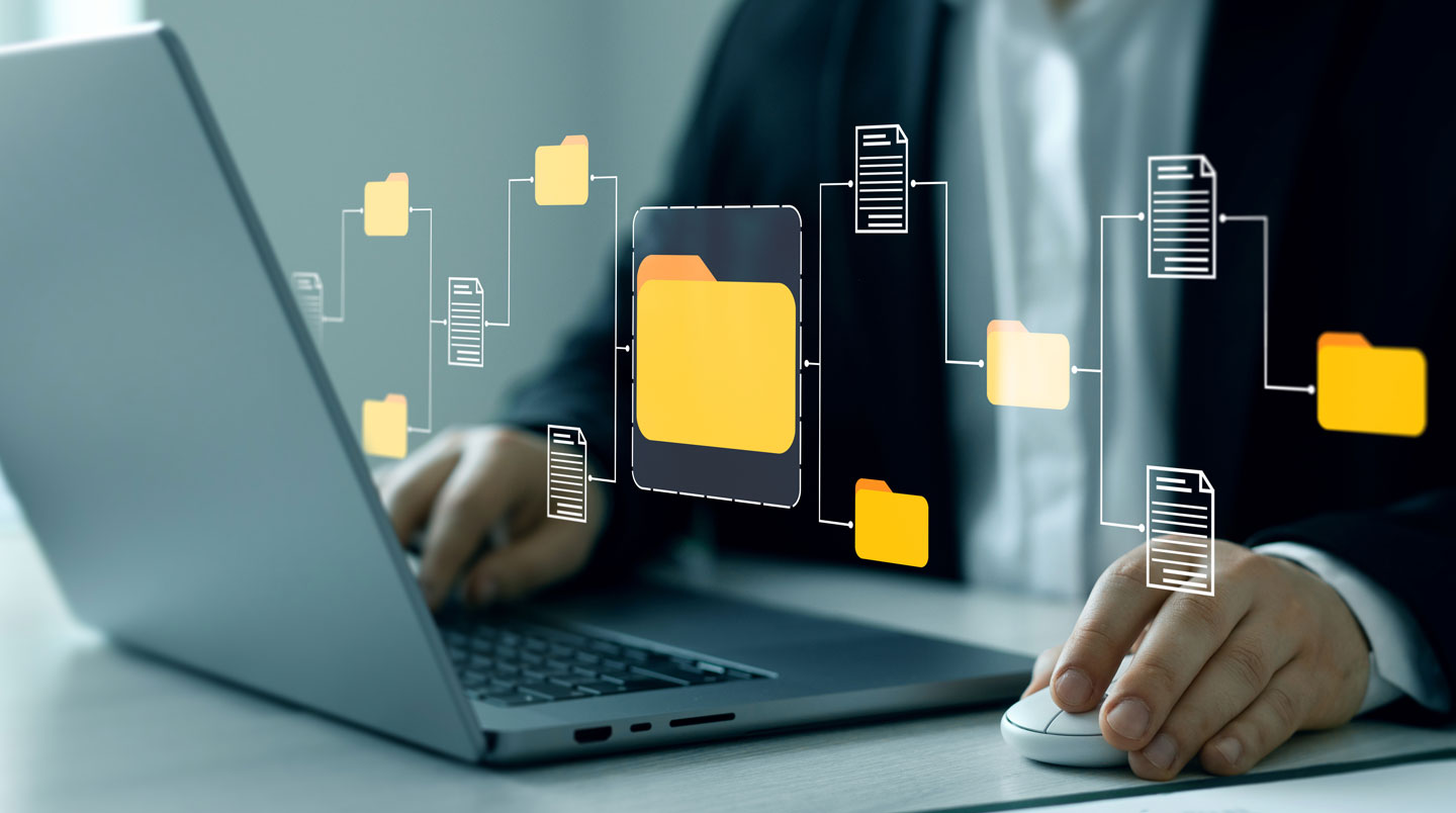 Bureau professionnel contemporain vide avec un ordinateur portable fermé sur un espace de travail épuré, baigné de lumière naturelle abondante